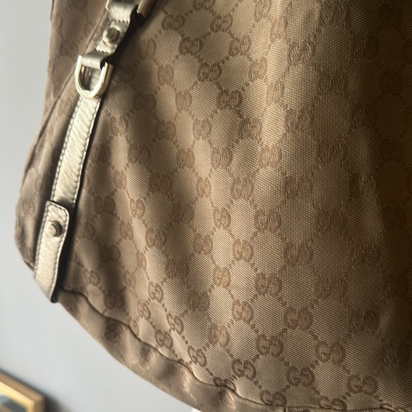 Gucci Tan and Silver Shoulder Bag with Elegant Design - Picture 2 of 3